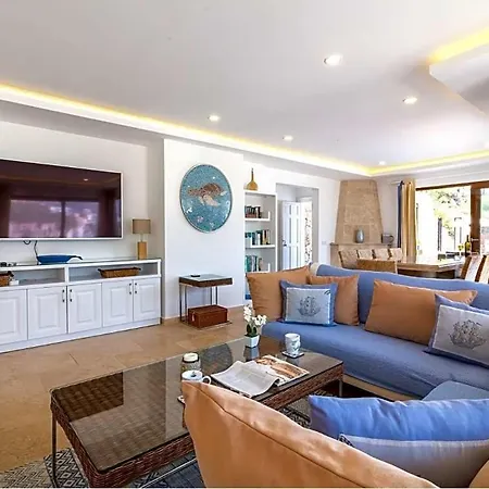 Sleeps 8 Pool Air Con Wifi *