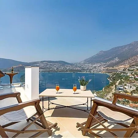 Sleeps 8 Pool Air Con Wifi Willa