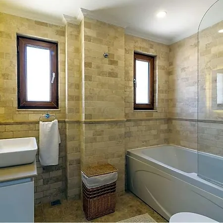 Sleeps 8 Pool Air Con Wifi Willa
