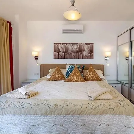 Villa Sleeps 8 Pool Air Con Wifi
